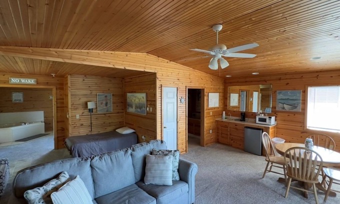 Alger Kabine | Peaceful Log Cabin Perfect for Cozy Couples' Retreat | Scenic Riverfront