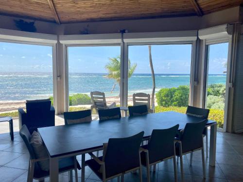 Bodden Town Haus | Peaceful Ocean Front Beach House in Bodden Town