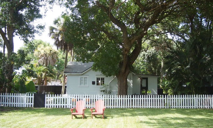 Sailboat Bend Hütte | Peaceful Pet-Friendly 2BR Home in Historic Sailboat Bend - 10 to 15 Min to Beach