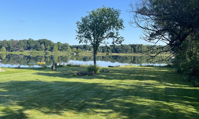 East Leroy Haus | Peaceful & Relaxing Battle Creek Lake House┃Kayaks, Paddle Boards & Fire Pit