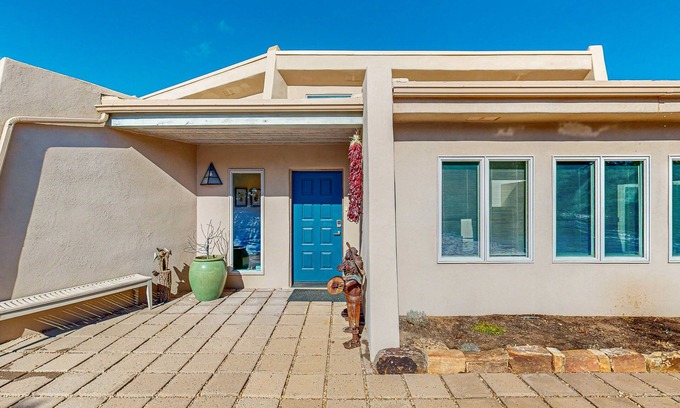 La Tierra Haus | Peaceful retreat with tons of privacy, patio, gas fireplace & wood burning stove