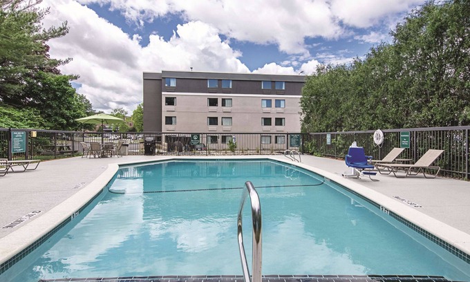 Valley Street Hotel | Peaceful Stay | Minutes from Downtown Excitement | Free Parking