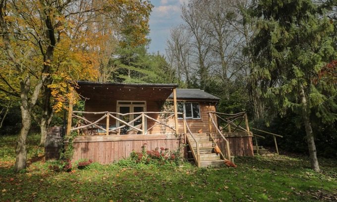 Langport Hütte | PEAR TREE LODGE, pet friendly, with open fire in Langport