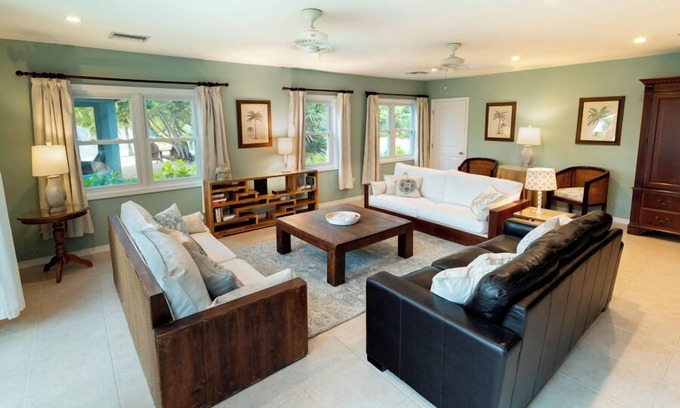 Bodden Town Haus | Pease Bay Manor is a secluded villa on a private beach - call Cayman Villas