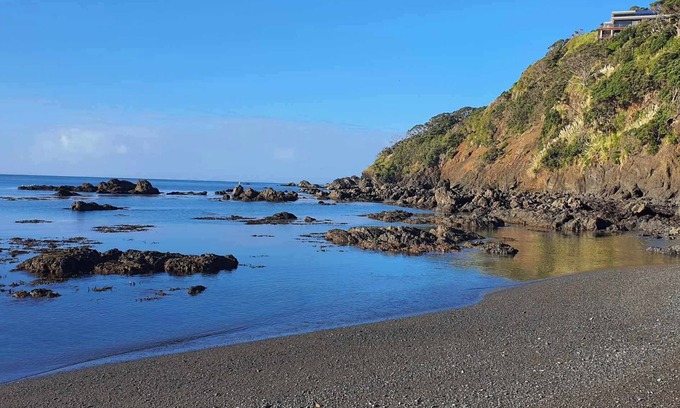 Tutukaka Hütte | Pebble cottage. Tutukaka Coast. Short walk to a nearby beach. Pet friendly.