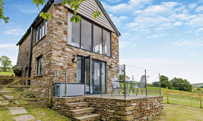 New Mills Haus | Peeb’s Palace at Tanpits Farm