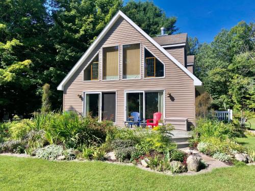 Suttons Bay Haus | Peek of the Bay