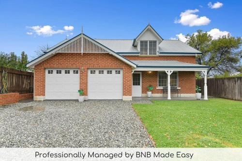 Bathurst Haus | Peel St - Walk to CBD, Large Family Home