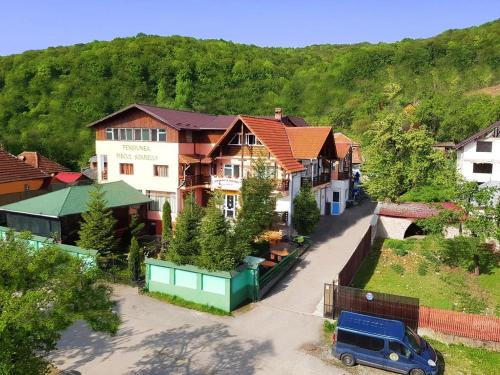 Godeni Haus | Pensiunea Agroturistică Piscul Soarelui