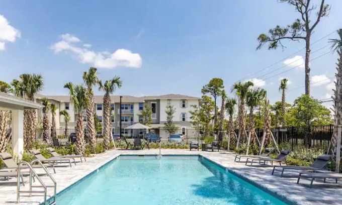 Greenacres Wohnung | 'penta' at Aviara Green - Modern Apartment & Pool