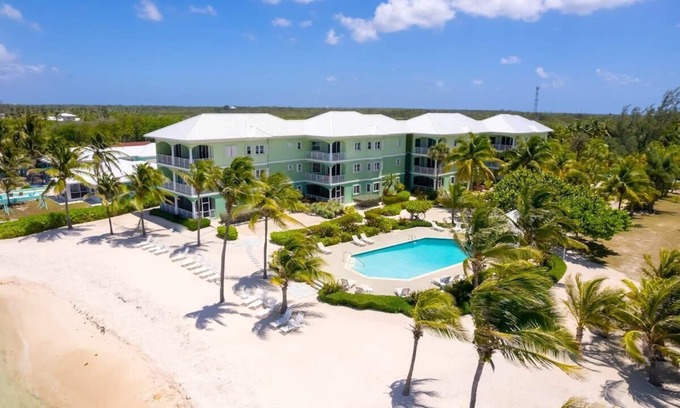 Old Man Bay Eigentumswohnung | Penthouse 2 Bd/Bth Beachfront Condo w/ Heated Pool