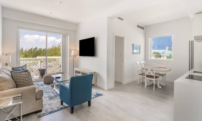 Seven Mile Beach Wohnung | Penthouse 2BR/2BTH Apt /w Rooftop Pool Near Beach