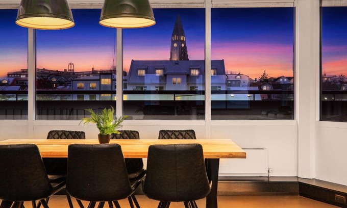 Downtown Wohnung | Penthouse apt on the shopping street-Free parking