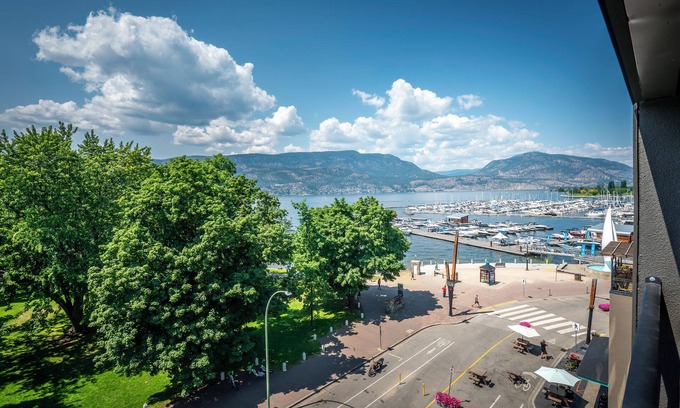 Kelowna Central Business District Eigentumswohnung | Penthouse Condo with vaulted ceiling on the Lakefront Downtown Kelowna