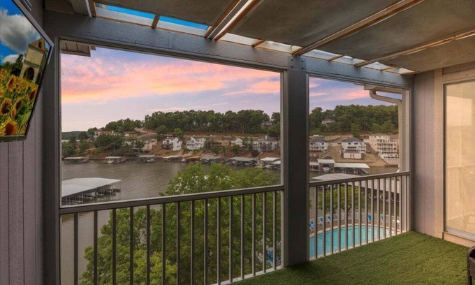 Village of Four Seasons Eigentumswohnung | Penthouse Level Condo w/ Lake & Pool Views, Boat Slip, Tennis & Pickleball