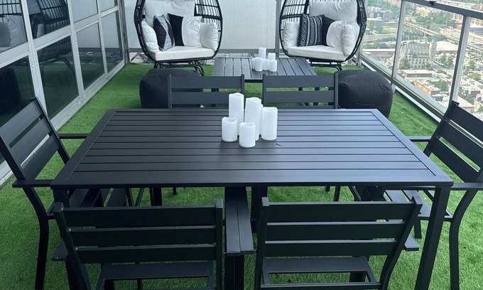 Near South Side Wohnung | Penthouse Oasis With Wrap-Around Balcony & Stunning Views