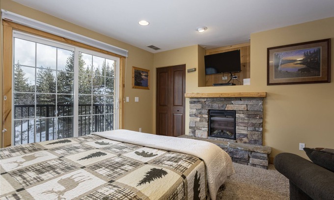 Kellogg Eigentumswohnung | Entspannen Sie sich, erforschen Sie, verjüngen Sie sich; Blick auf die Berge, mit Blick auf Kellogg