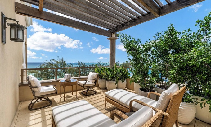Seven Mile Beach Eigentumswohnung | Penthouse View Residence steps away from the Beach at The Ritz-Carlton
