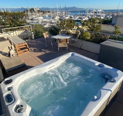 Antibes City Centre Wohnung | Penthouse vue mer avec Rooftop,Jacuzzi,et parking privé