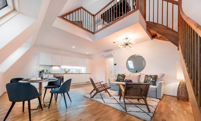 Oberdobling Wohnung | Penthouse with View from the Rooftop Terrace