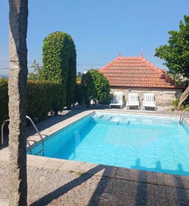 Penafiel Haus | Pequena Casa rústica com piscina