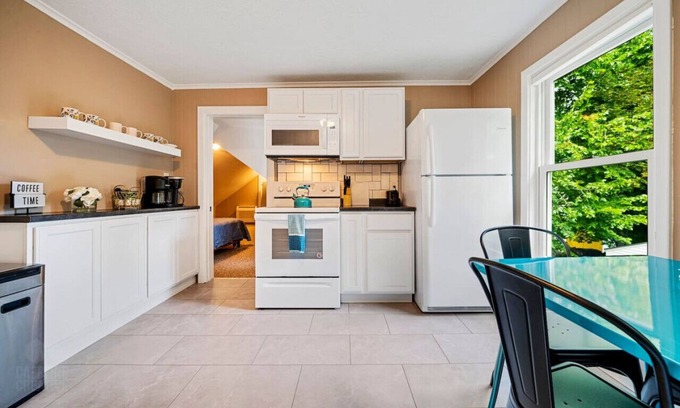 Biddeford Wohnung | Perfect 2BD location in Saco with Free Parking