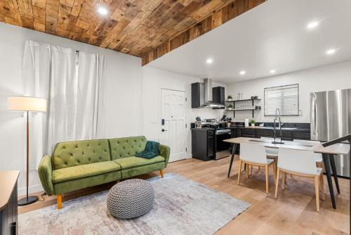 San Fernando Haus | Perfect 2BR Near Universal Studios By Poshguest