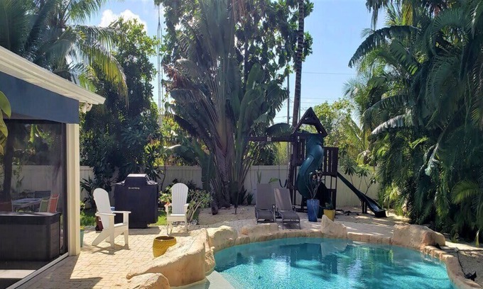 Omega Bay Estates Haus | Perfect 4 bed 2.5 Bth Family Vacation Home w/ Pool