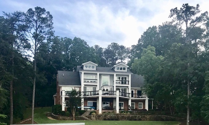 Buford Haus | Perfekt für große Versammlungen und Firmenretreats. Nur wenige Schritte zum tiefen Wasser.