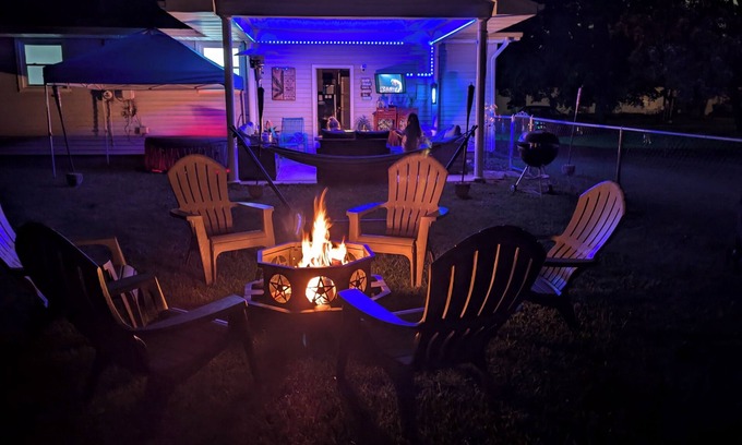 Elkhart Haus | Perfect for Notre Dame Football Elkhart, IN 25 Miles Away from Notre Dame