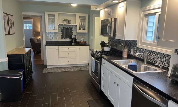 Lakeside Haus | Perfect for the whole family, 1 mile to the beach, firepit & spacious kitchen!