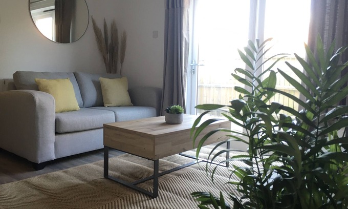 Poole Haus | Perfect retreat for two! One bed house with garden, minutes from sea front