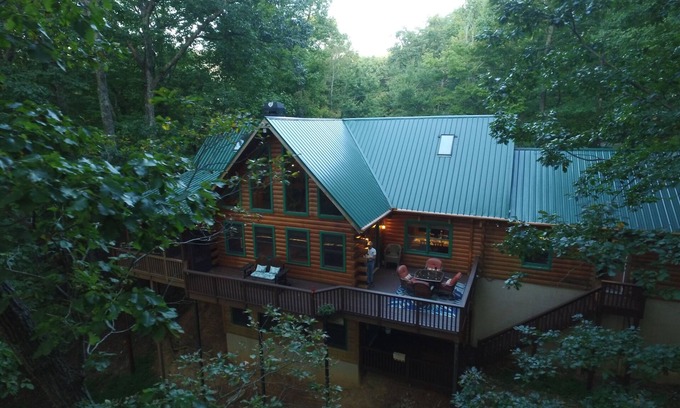 Tate Kabine | PET Friendly 4 Bed LOG CABIN! Golfing, Two Pools, Hiking & Private Fishing Lake!