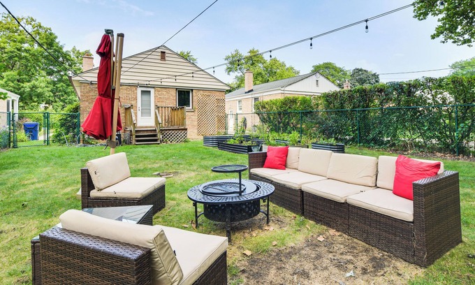 Evanston Haus | Pet-Friendly Abode, 2 Mi to Dtwn Evanston!