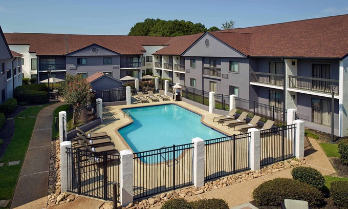 Norcross Hotel | Pet Friendly ADA King Room w/Free Parking, Swimming Pool & Gym Access!