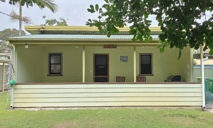 Amity Point Haus | Pet Friendly Bungalow in quiet Street