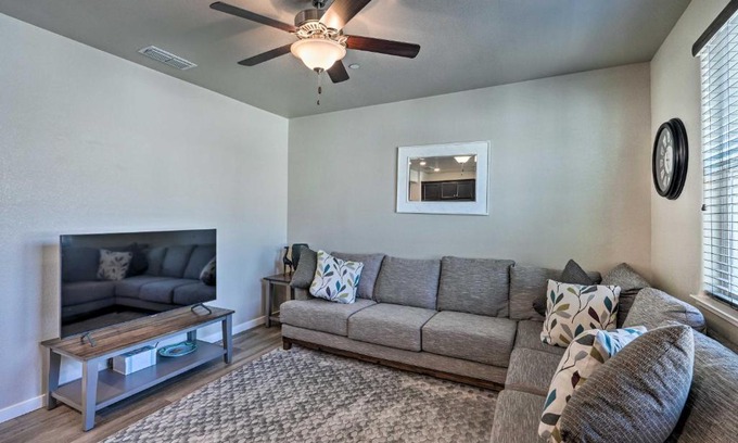 Hood Haus | Pet-Friendly Elk Grove Retreat with Balcony!