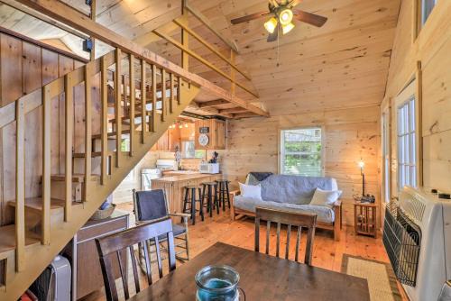 Ellsworth Haus | Pet-Friendly Ellsworth Cottage on Branch Lake