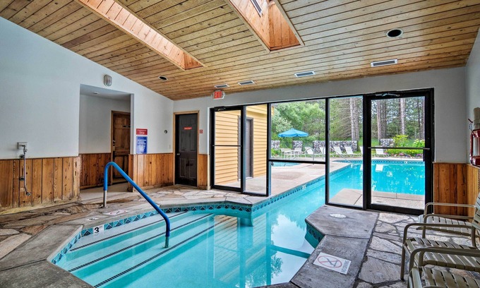 Harbor Springs Hütte | Pet-friendly Harbor Springs Home: Hot Tub + Pool!