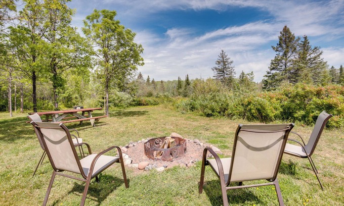 Iron River Kabine | Pet-Friendly Iron River Cabin with Fire Pit!