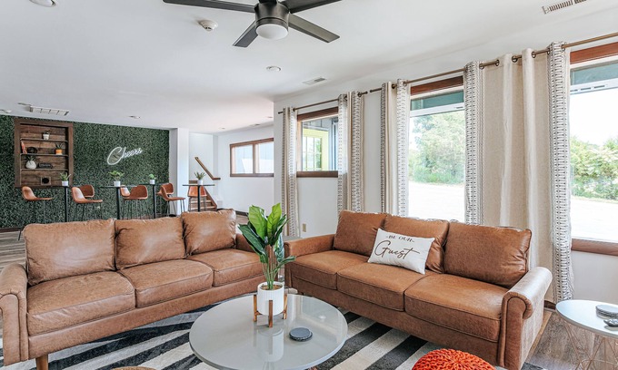 Afton Wohnung | Pet-Friendly King Suite w/Desk & Smart Entry