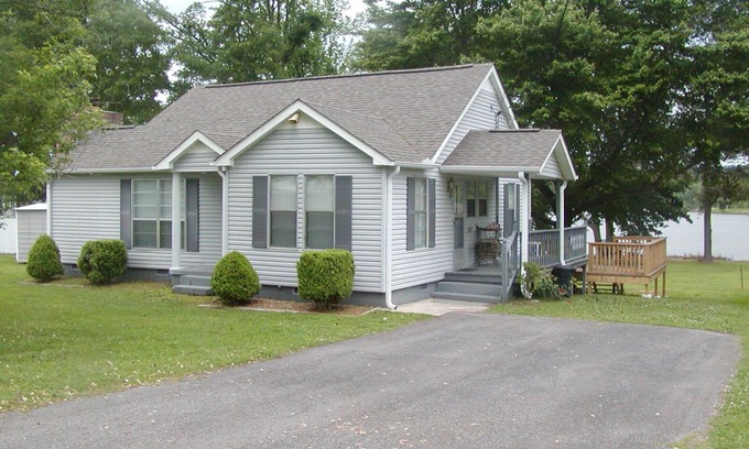 Guntersville Hütte | Haustierfreundlich! Lakefront Cottage mit einem 2-Personen-Kajak zur Verfügung