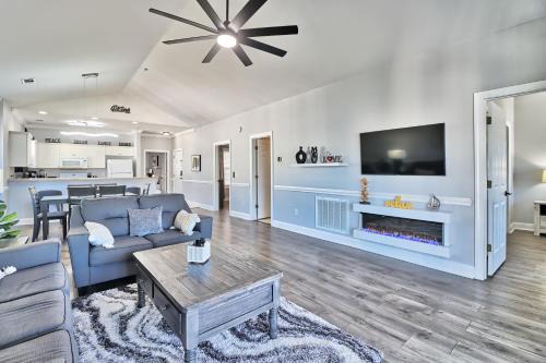 Central Myrtle Beach Wohnung | Pet-Friendly - Luxe 3BR Golf Villa - 5 Mins to Beach - Sleeps 8