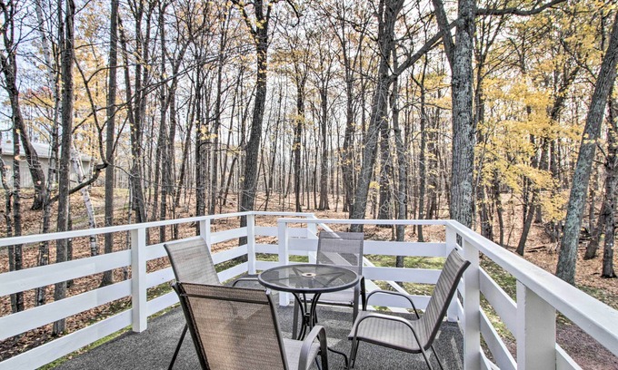 New Auburn Wohnung | Pet-Friendly New Auburn Apt w/ On-Site Lake!