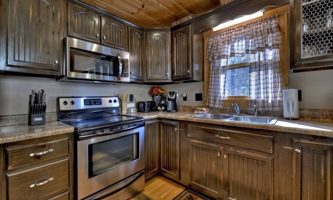 Eagle Mountain Kabine | Pet-Friendly Paradise: 3-Bedroom Cabin with Hot Tu