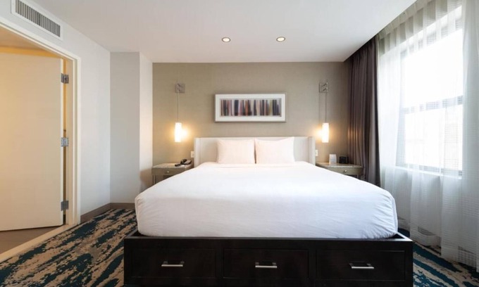 Near North Side Hotel | Pet Friendly Queen Unit! Near Chicago Attractions!