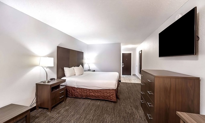 Grants Pass Hotel | Pet-Friendly Stay at Red Lion Inn & Suites Grants Pass! Near Rogue River, Pool!