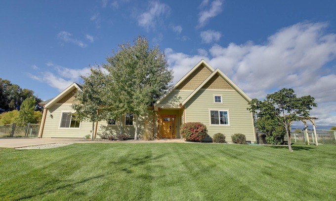 Stevensville Haus | Pet-Friendly Stevensville Home w/ Mountain Views!