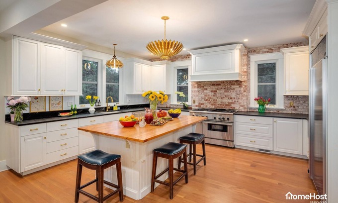 Lower Arapahoe Haus | Pet-Friendly! Stunning Home — Steps to Downtown, CU & Hiking Trails.