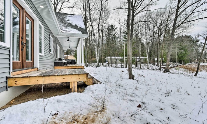 Hope Haus | Pet-Friendly Wixom Lake Home w/Deck!